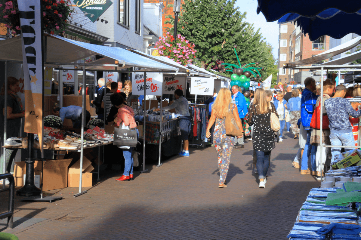 Midzomermarkt in het centrum van Lisse